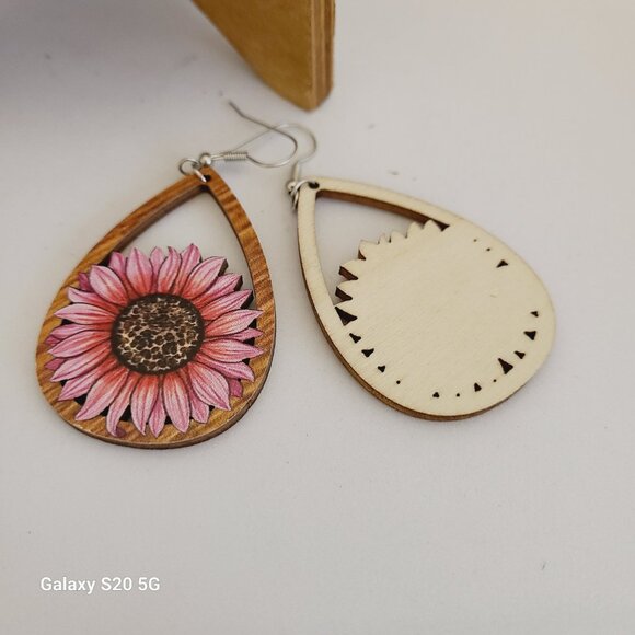 Unknown‎ Brand Wooden Tear Shaped Daisy Dangle Drop Earrings NWOT Ladies Casual - Picture 4 of 4